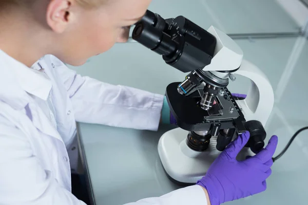 Investigadora en un laboratorio — Foto de Stock