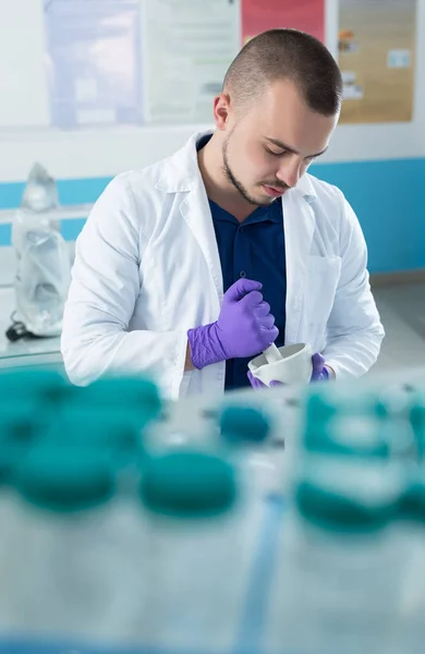 Joven doctor científico — Foto de Stock