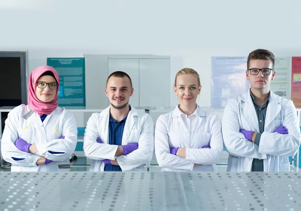 Grupa naukowców pracujących w laboratorium — Zdjęcie stockowe