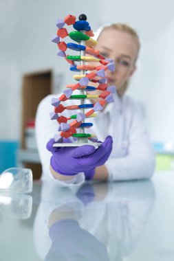 kadın araştırmacı laboratuarda