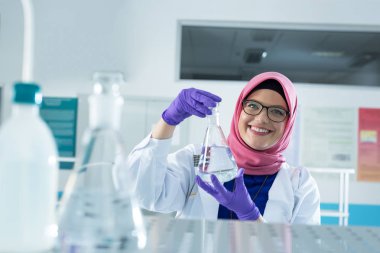 Türban ile Müslüman laboratuar işçisi 