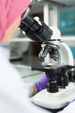 Müslüman laboratuar işçisi 