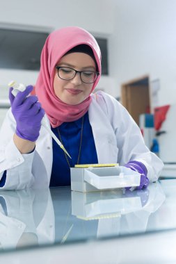 Türban ile Müslüman laboratuar işçisi 