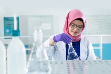 Müslüman laboratuar işçisi 