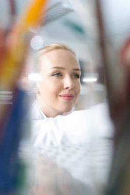 kadın araştırmacı laboratuarda