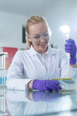 kadın araştırmacı laboratuarda