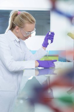 kadın araştırmacı laboratuarda