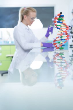 kadın araştırmacı laboratuarda