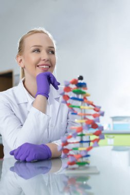 kadın araştırmacı laboratuarda