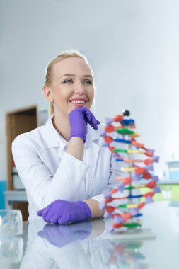 kadın araştırmacı laboratuarda