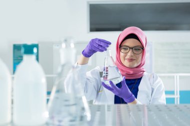 Türban ile Müslüman laboratuar işçisi 