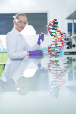 kadın araştırmacı laboratuarda