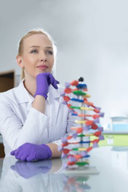 kadın araştırmacı laboratuarda