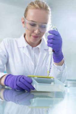 kadın araştırmacı laboratuarda