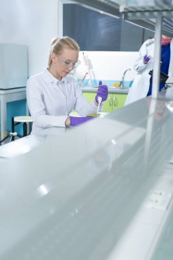 kadın araştırmacı laboratuarda