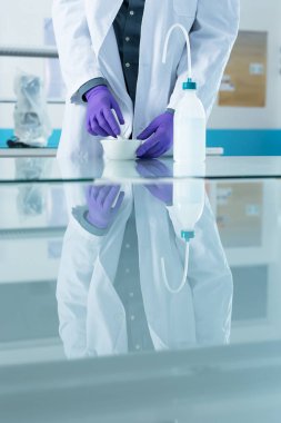 Laboratuvarda çalışan bilim adamı.