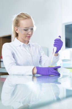 kadın araştırmacı laboratuarda