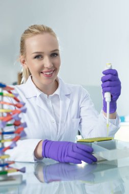 kadın araştırmacı laboratuarda
