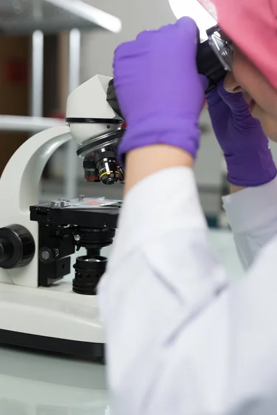 Muslim lab worker — Stock Photo, Image