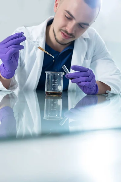 Joven investigador alegre — Foto de Stock