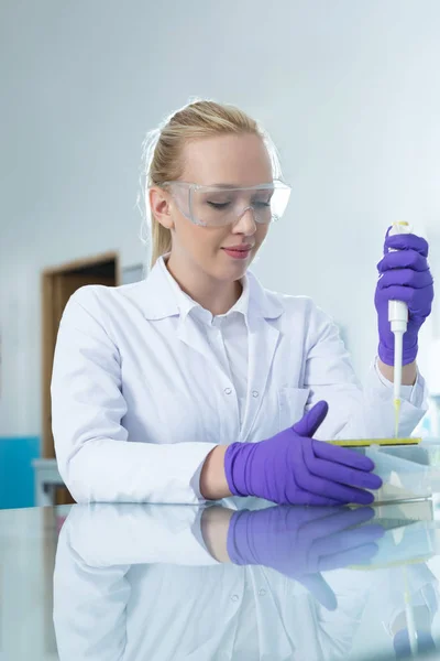 Investigadora num laboratório — Fotografia de Stock