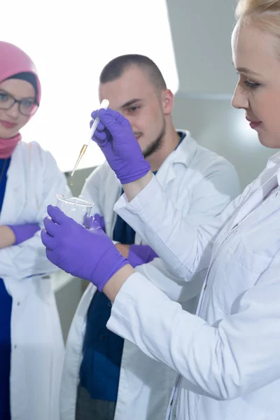 Группа ученых, работающих в лаборатории — стоковое фото
