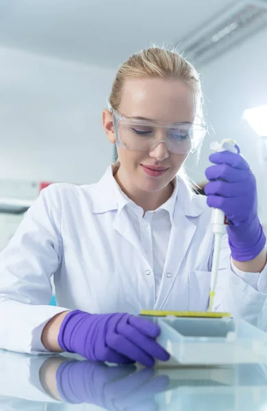 Investigadora num laboratório — Fotografia de Stock