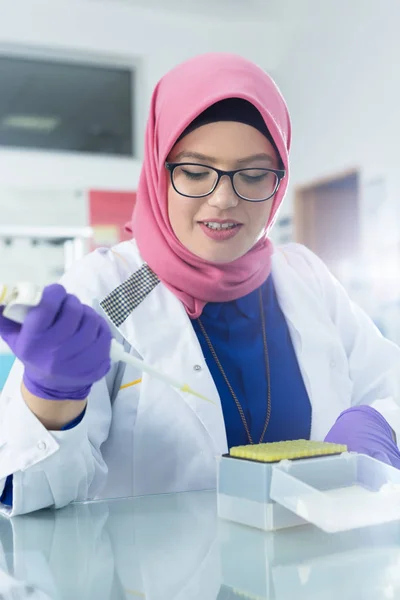 Hijab와 이슬람 연구소 작업자 — 스톡 사진