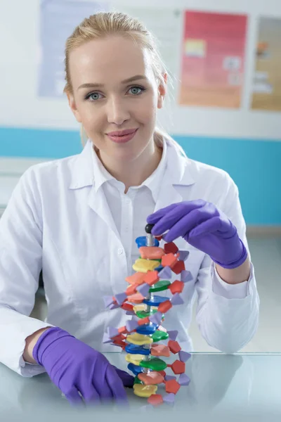 Ženské výzkumník v laboratoři — Stock fotografie