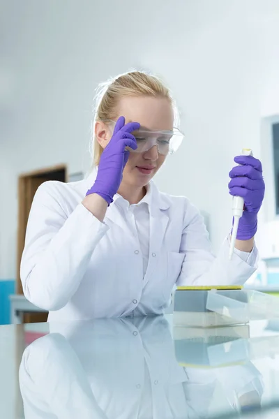 Investigadora en un laboratorio — Foto de Stock