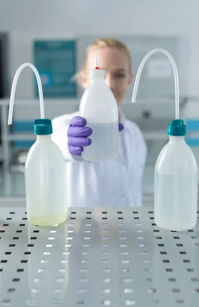 Investigadora en un laboratorio — Foto de Stock