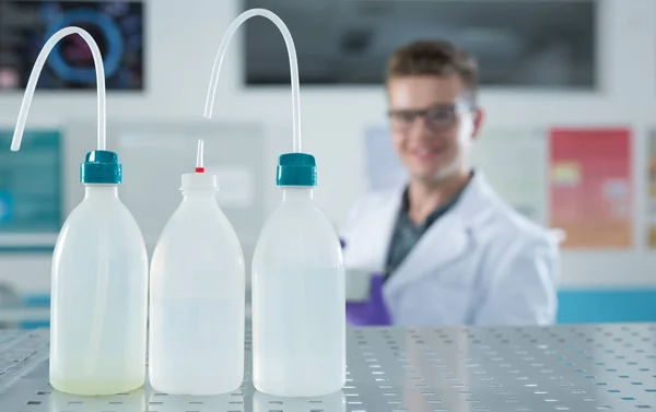 Científico joven que trabaja en el laboratorio — Foto de Stock