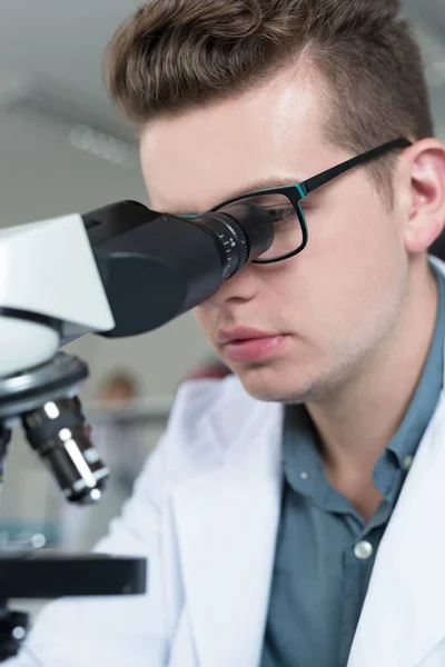 Junge Wissenschaftlerin arbeitet im Labor — Stockfoto