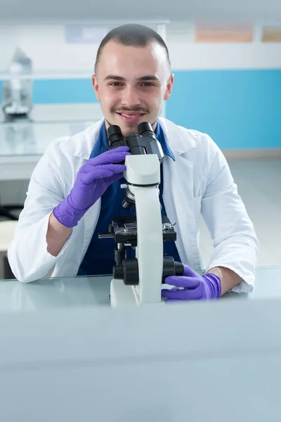 Jeune scientifique travaillant au laboratoire — Photo