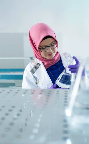 Trabajador de laboratorio musulmán con hijab — Foto de Stock
