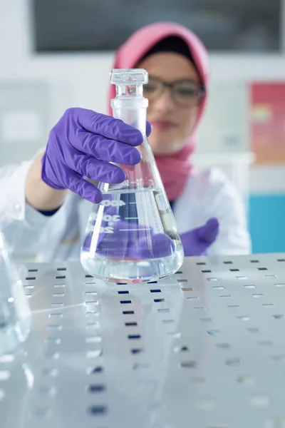 Trabajador de laboratorio musulmán — Foto de Stock