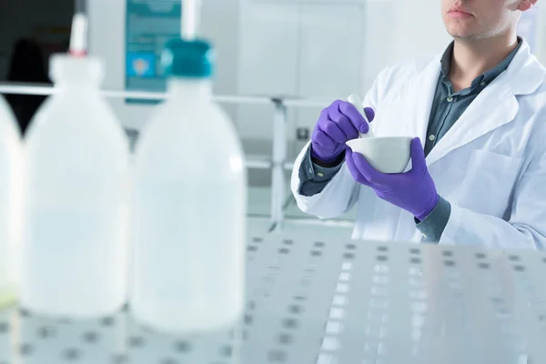 Científico trabajando en laboratorio — Foto de Stock