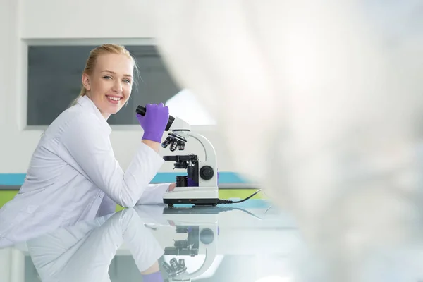 Vrouwelijke onderzoeker in een lab — Stockfoto