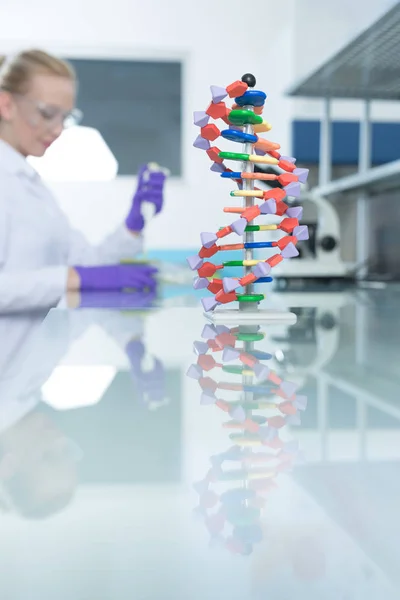 Investigadora num laboratório — Fotografia de Stock