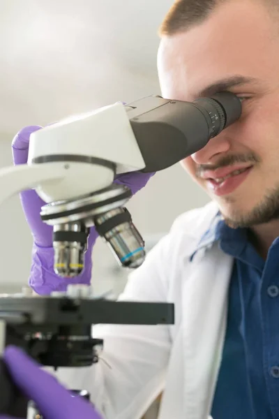 Joven científico trabajando en laboratorio — Foto de Stock