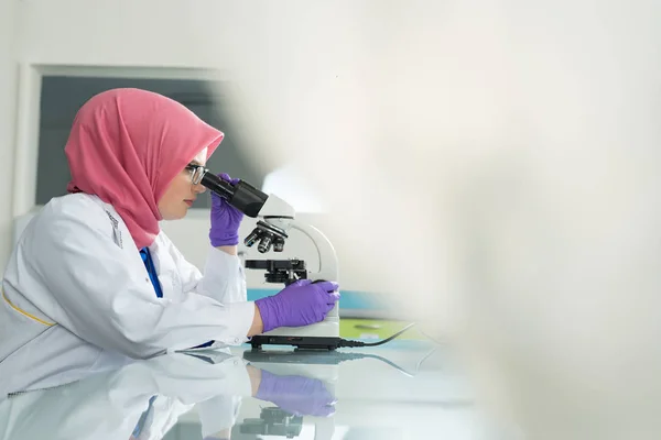 Мусульманский лаборант с хиджабом — стоковое фото