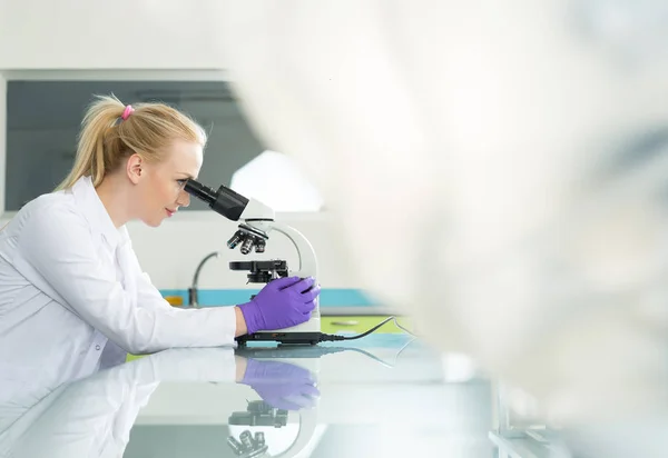 Investigadora en un laboratorio — Foto de Stock