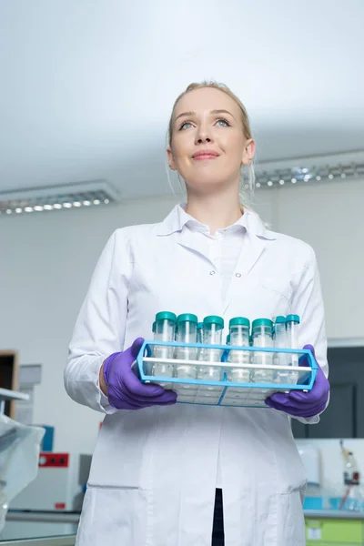 Investigadora en un laboratorio — Foto de Stock