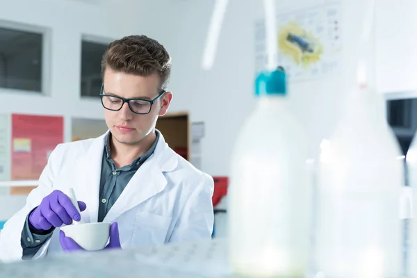 Joven doctor científico — Foto de Stock