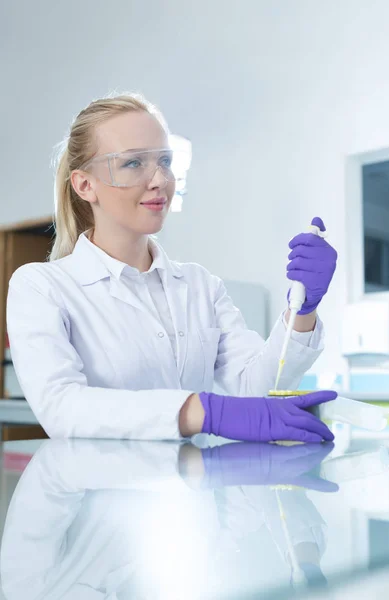 Female researcher in a lab — Stock Photo, Image