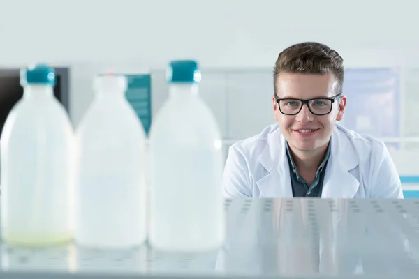 Joven doctor científico — Foto de Stock