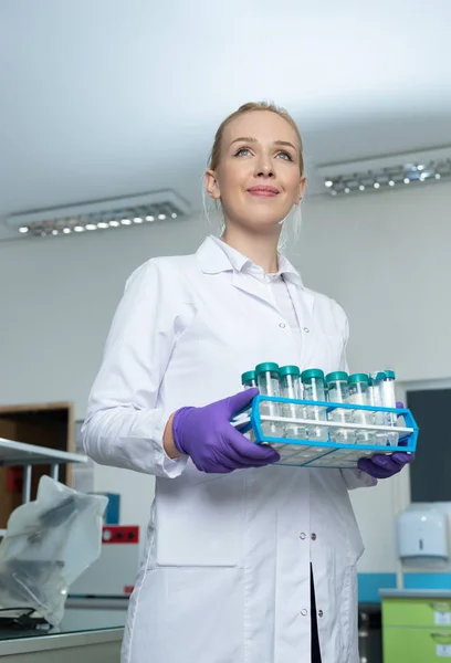 Investigadora en un laboratorio — Foto de Stock