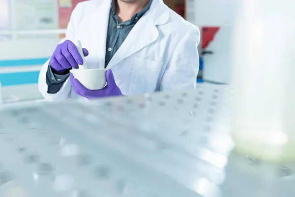 Científico trabajando en laboratorio — Foto de Stock