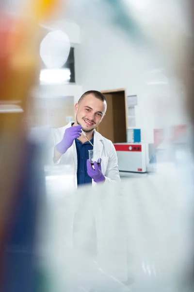 Jovem cientista médico — Fotografia de Stock