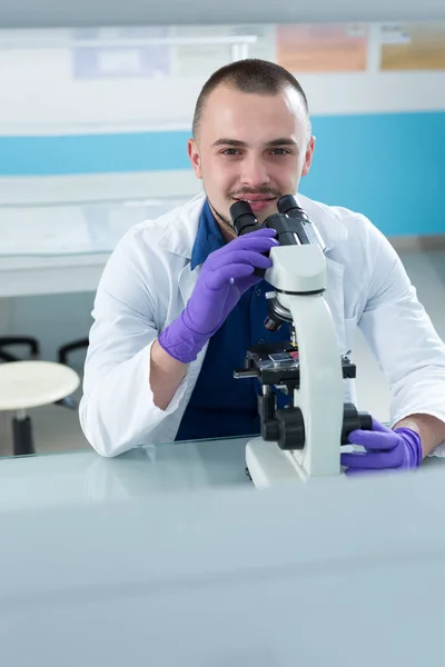 Portret kaukaski mężczyzna chemik — Zdjęcie stockowe